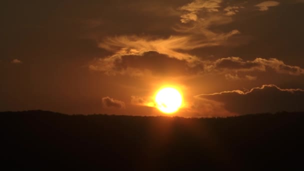 Molnig himmel vid solnedgången — Stockvideo