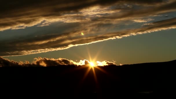 Molnig himmel vid solnedgången — Stockvideo