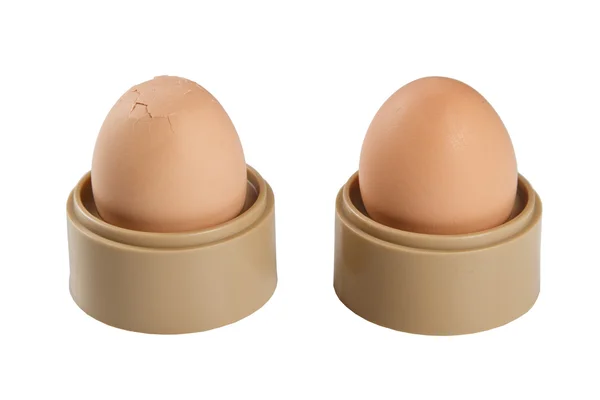 Варёные яйца в яичной чашке — стоковое фото