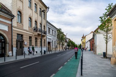 CLUJ-NAPOCA, TRANSYLVANIA, ROMANIA - 17 Haziran 2021: Cluj-Napoca şehir merkezindeki binalar.