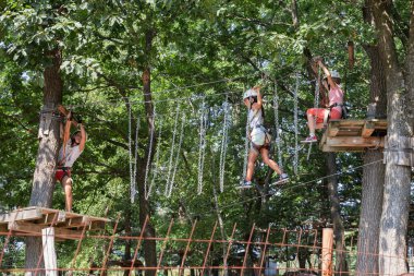 CLUJ-NAPOCA, TRANSYLVANIA, ROMANIA 23 AĞUSTOS 2018: 23 Ağustos 2018 'de Cluj-Napoca' da Aventura Parkı 'nda oynayan çocuklar