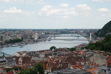 Budapeşte, Macaristan - 20 Haziran 2011: Budapeşte, Macaristan 'daki eski bina - panoramik manzara