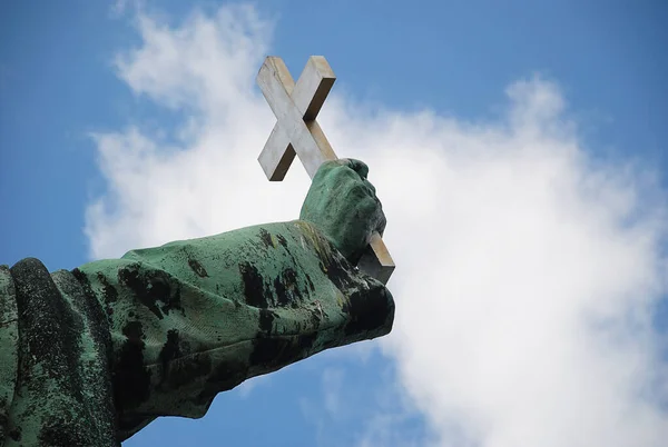 匈牙利布达佩斯 2011年6月20日 布达佩斯史蒂芬国王纪念碑的细节 他的手在天空的背景上握着一个十字架 — 图库照片