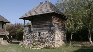 Curtisoara, Romanya 3 Ekim 2021: Köy müzesinde geleneksel ahşap ev Curtisoara, Gorj, Romanya