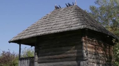 Curtisoara, Romanya 3 Ekim 2021: Köy müzesinde geleneksel ahşap ev Curtisoara, Gorj, Romanya