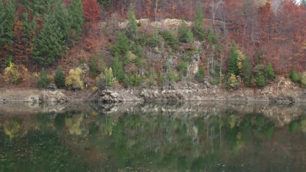 秋の風景は グレートバレー バレアマーレ 蓄積湖の水に反映されます 湖はルーマニアのゴルジに位置しています 映画のクレジットや紹介のための印象的な背景 4K解像度 — ストック動画