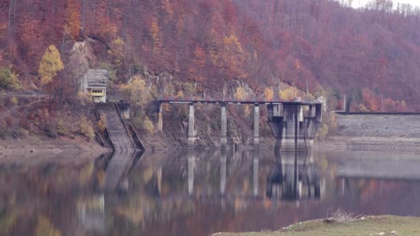 Grote Vallei Valea Mare Dam Wordt Weerspiegeld Het Accumulatieplas Het — Stockvideo