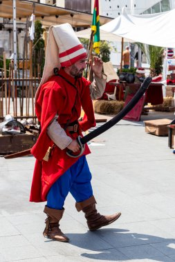 Craiova, Dolj County, Romanya 'nın 14 Mayıs 2022: Ortaçağ festivali Michael le Brave' de (Mihai Viteazul) otantik tarihi kıyafetler giymiş bir dövüşçü. Bir ortaçağ savaşının yeniden inşası.