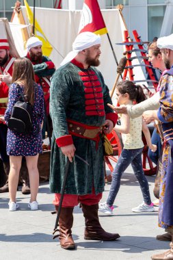 Craiova, Dolj County, Romanya 'nın 14 Mayıs 2022: Ortaçağ festivali Michael le Brave' de (Mihai Viteazul) otantik tarihi kıyafetler giymiş bir dövüşçü. Bir ortaçağ savaşının yeniden inşası.