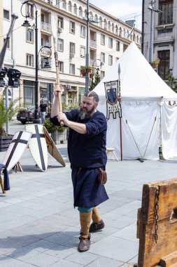 Craiova, Dolj County, Romanya 'nın 14 Mayıs 2022: Ortaçağ festivali Michael le Brave' de (Mihai Viteazul) otantik tarihi kıyafetler giymiş bir dövüşçü. Bir ortaçağ savaşının yeniden inşası.