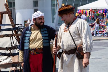 Craiova, Dolj County, Romanya 'nın 14 Mayıs 2022: Ortaçağ festivali Michael le Brave' de (Mihai Viteazul) otantik tarihi kıyafetler giymiş bir dövüşçü. Bir ortaçağ savaşının yeniden inşası.