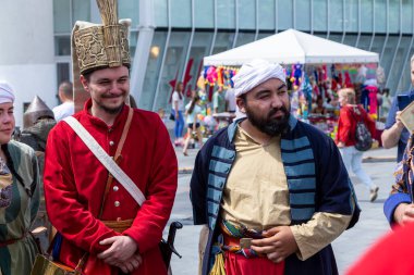 Craiova, Dolj County, Romanya 'nın 14 Mayıs 2022: Ortaçağ festivali Michael le Brave' de (Mihai Viteazul) otantik tarihi kıyafetler giymiş bir dövüşçü. Bir ortaçağ savaşının yeniden inşası.