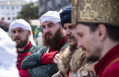 Craiova, Dolj County, Romanya 'nın 14 Mayıs 2022: Ortaçağ festivali Michael le Brave' de (Mihai Viteazul) otantik tarihi kıyafetler giymiş bir dövüşçü. Bir ortaçağ savaşının yeniden inşası.