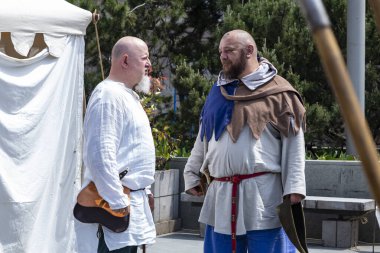 Craiova, Dolj County, Romanya 'nın 14 Mayıs 2022: Ortaçağ festivali Michael le Brave' de (Mihai Viteazul) otantik tarihi kıyafetler giymiş bir dövüşçü. Bir ortaçağ savaşının yeniden inşası.