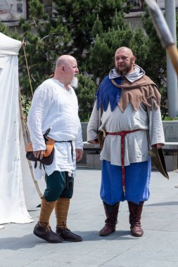 Craiova, Dolj County, Romanya 'nın 14 Mayıs 2022: Ortaçağ festivali Michael le Brave' de (Mihai Viteazul) otantik tarihi kıyafetler giymiş bir dövüşçü. Bir ortaçağ savaşının yeniden inşası.