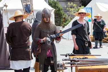 Craiova, Dolj County, Romanya 'nın 14 Mayıs 2022: Ortaçağ festivali Michael le Brave' de (Mihai Viteazul) otantik tarihi kıyafetler giymiş bir dövüşçü. Bir ortaçağ savaşının yeniden inşası.