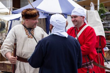 Craiova, Dolj County, Romanya 'nın 14 Mayıs 2022: Ortaçağ festivali Michael le Brave' de (Mihai Viteazul) otantik tarihi kıyafetler giymiş bir dövüşçü. Bir ortaçağ savaşının yeniden inşası.