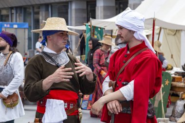 Craiova, Dolj County, Romanya 'nın 14 Mayıs 2022: Ortaçağ festivali Michael le Brave' de (Mihai Viteazul) otantik tarihi kıyafetler giymiş bir dövüşçü. Bir ortaçağ savaşının yeniden inşası.