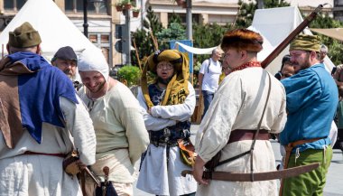 Craiova, Dolj County, Romanya 'nın 14 Mayıs 2022: Ortaçağ festivali Michael le Brave' de (Mihai Viteazul) otantik tarihi kıyafetler giymiş bir dövüşçü. Bir ortaçağ savaşının yeniden inşası.