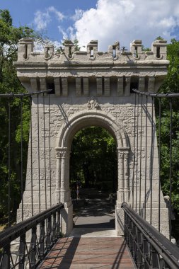 Craiova, Dolj, Romanya 14 Mayıs 2022: Romanescu Park, Craiova 'da askıya alınan köprü