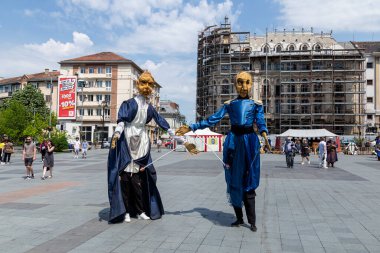 Craiova, Dolj İlçesi, Romanya 14 Mayıs 2022: Bir ortaçağ festivalinde otantik tarihi giysiler içindeki dev bebekler (Mihai Viteazul ). 