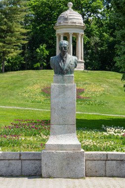 Craiova, Dolj, Romanya 14 Mayıs 2022: Romanya 'nın Craiova kentinde Nicolae Romanescu' nun heykeli. 