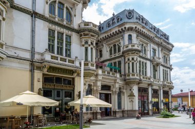 Craiova, Dolj County, Romanya 14 Mayıs 2022: Craiova, Romanya 'nın eski merkezindeki Minerva restoranı