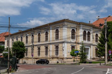 Craiova, Dolj İlçesi, Romanya 14 Mayıs 2022: Romanya 'nın Craiova kentinde inşa edilen Otetelesanu Koleji manzarası. Bina şehrin merkez bölgesinde yer almaktadır..