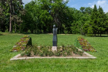 Craiova, Dolj, Romanya 14 Mayıs 2022: Romanya 'nın Craiova kentindeki Romanescu Park' ında Konstantin Brancusi heykeli.