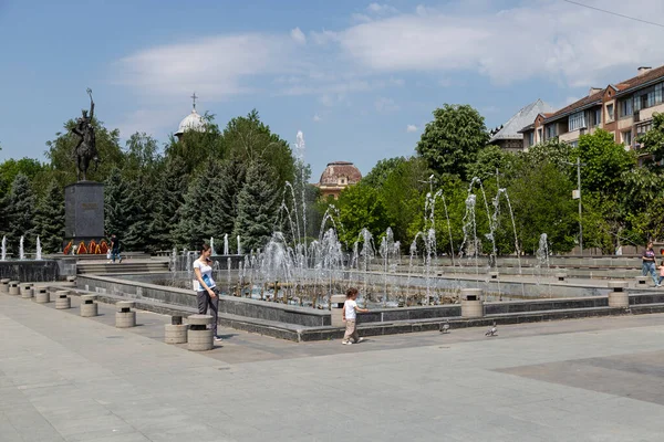 ルーマニア ドルジ郡クライオワ2022年5月14日ルーマニア クライオヴァのマイケル ブレイブ広場の音楽噴水 — ストック写真