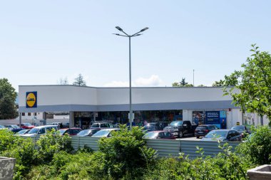 Orsova, Romanya - 13 Haziran 2022: Orsova, Mehedinti, Romanya 'daki Lidl mağazasının manzarası.