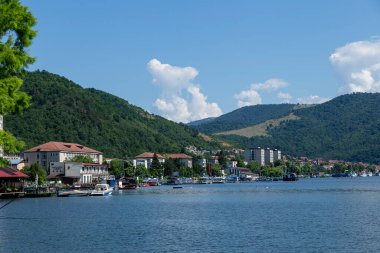 Orsova, Romanya - 13 Haziran 2022: Tuna ve Orsova kenti, Mehedinti, Romanya 'nın liman manzarası