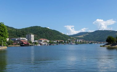 Orsova, Romanya - 13 Haziran 2022: Tuna ve Orsova kenti, Mehedinti, Romanya 'nın liman manzarası