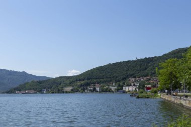 Orsova, Romanya - 13 Haziran 2022: Tuna ve Orsova kenti, Mehedinti, Romanya 'nın liman manzarası