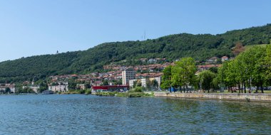 Orsova, Romanya - 13 Haziran 2022: Tuna ve Orsova kenti, Mehedinti, Romanya 'nın liman manzarası