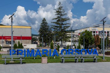 Orsova, Romanya - 13 Haziran 2022: Romanya 'nın Mehedinti kentinin Orsova kentinde belediye binası yakınlarında inşa edilen Metin Kent Salonu Orsova.