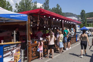 Orsova, Romanya - 13 Haziran 2022: 13 Haziran 2022 'de Romanya' nın Mehedinti kentindeki Orsova kentinde sokak manzarası. Geleneksel ürünler fuarından resimler.