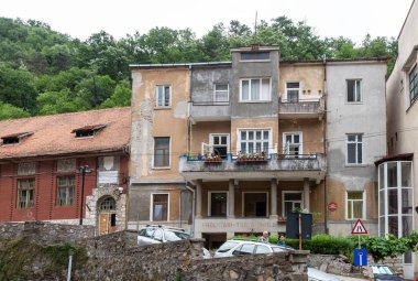 Baile Herculane (Herculane Bath), Romanya - 13 Haziran 2022: Baile Herculane, Caras-Severin, Romanya 'nın eski bölgesindeki eski binalar. 