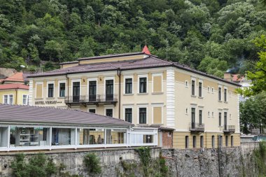 Baile Herculane (Herculane Bath), Romanya - 13 Haziran 2022: Baile Herculane, Caras-Severin, Romanya 'nın eski bölgesinde yer alan Versay Oteli manzarası