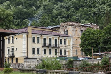 Baile Herculane (Herculane Bath), Romanya - 13 Haziran 2022: Baile Herculane, Caras-Severin, Romanya 'nın eski bölgesinde yer alan Versay Oteli manzarası