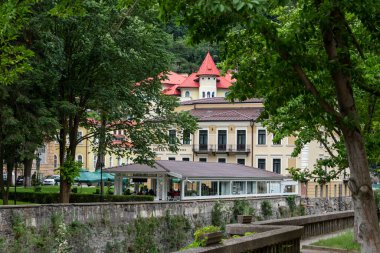 Baile Herculane (Herculane Bath), Romanya - 13 Haziran 2022: Baile Herculane, Caras-Severin, Romanya 'nın eski bölgesinde yer alan Versay Oteli manzarası