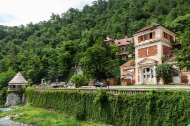 Baile Herculane (Herculane Bath), Romanya - 13 Haziran 2022: Turizm beldesi Baile Herculane, Caras-Severin, Romanya. 