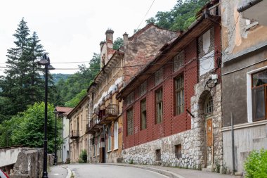 Baile Herculane (Herculane Bath), Romanya - 13 Haziran 2022: Baile Herculane, Caras-Severin, Romanya 'nın eski bölgesindeki eski binalar.