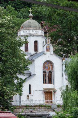 Baile Herculane (Herculane Bath), Romanya - 13 Haziran 2022: Baile Herculane, Caras-Severin, Romanya 'nın eski bölgesindeki ortodoks kilisesi. 