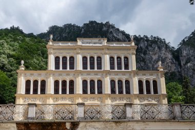 Baile Herculane (Herculane Bath), Romanya - 13 Haziran 2022: Romanya 'nın Caras-Severin kentindeki Baile Herculane kentindeki eski kumarhane ve kale otelleri. Bina 1850 'de inşa edilmiş..