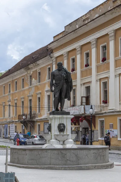 Baile Herculane (Herculane Bath), Romanya - 13 Haziran 2022: Baile Herculane, Caras-Severin, Romanya 'nın eski bölgesinde Herkül heykeli. 