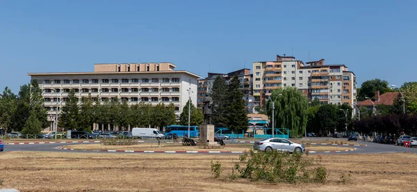 Hunedoara Επαρχία Hunedoara Ιουλίου 2022 Μοντέρνο Κτίριο Στο Κέντρο Της — Φωτογραφία Αρχείου
