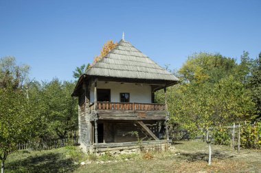 Curtisoara, Romanya 3 Ekim 2021: Köy müzesinde geleneksel ahşap ev Curtisoara, Gorj, Romanya