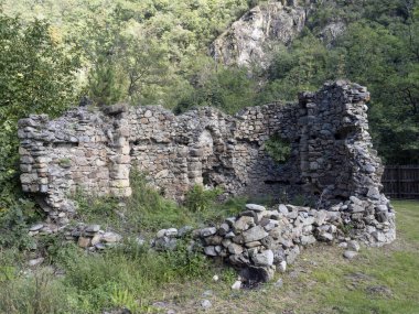Romanya 'nın Bumbesti-Jiu kentindeki eski Visina manastırının kalıntıları.