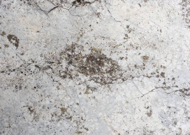 Arka planda beton dokusu olan eski gri beton duvar. Kopyalama alanı ile ön görünüm.